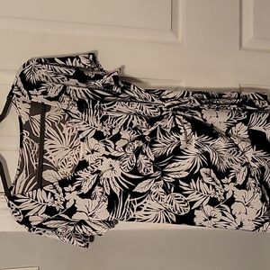 Motherhood Black and White Floral Side Wrap Pullover Nursing Short Slee…